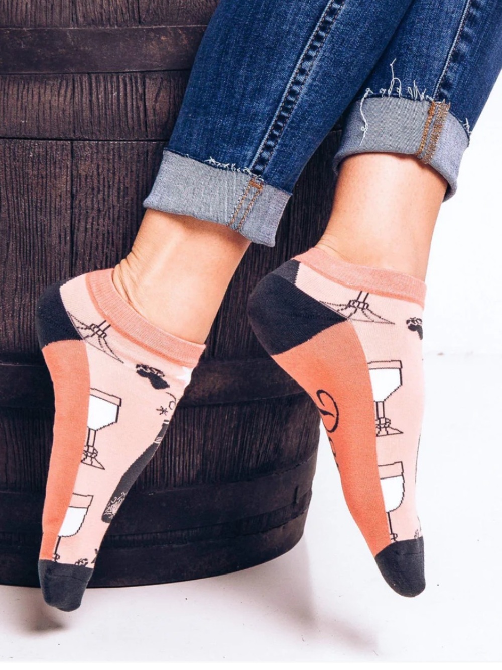 Women's Woven Pair No-Show Socks with Wine Theme